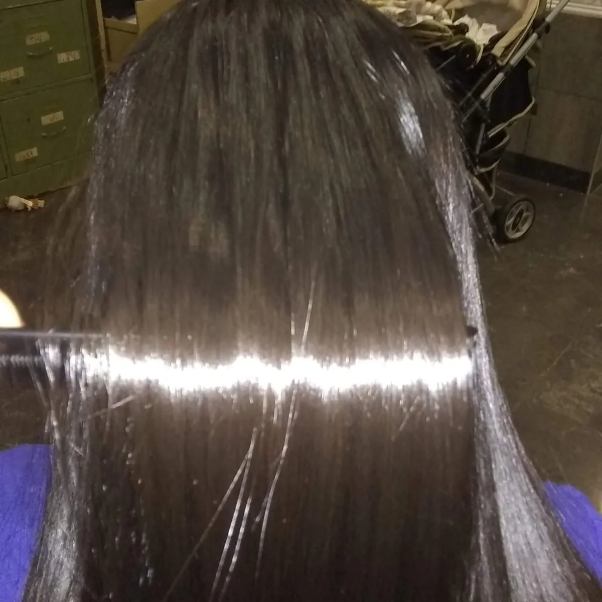 Cabello castaño oscuro y grueso, lacio y con brillo
