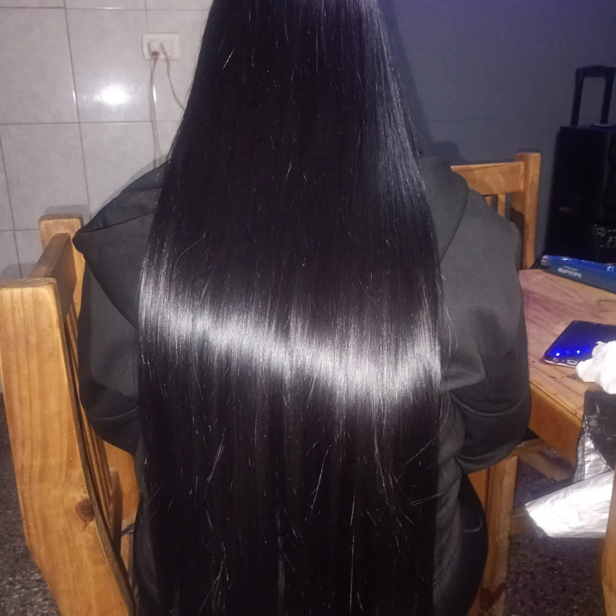 Cabello negro muy largo, completamente lacio y con brillo espejo
